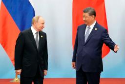 　上海協力機構首脳会議で、記念撮影を終えた中国の習近平国家主席（右）とロシアのプーチン大統領＝１日、中国天津市（共同）