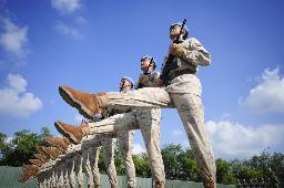 　抗日戦争勝利８０周年記念の軍事パレードに向けて訓練を行う中国軍兵士ら＝８月２０日、北京