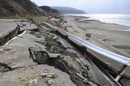 　被災した国道２４９号（手前）と、能登半島地震で隆起した海岸部に造られた迂回路＝４月、石川県輪島市町野町