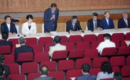 　自民党の両院議員総会で、参院選敗北について陳謝する総裁の石破首相（左から３人目）。中央は森山幹事長＝２日午後、東京・永田町の党本部