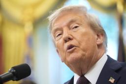 　宇宙統合軍司令部の移転に関して話すトランプ米大統領＝２日、ワシントンのホワイトハウス（ＡＰ＝共同）
