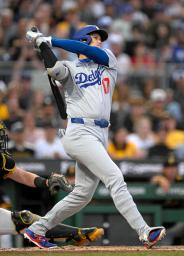 　パイレーツ戦の３回、４６号ソロを放つドジャース・大谷＝ピッツバーグ（共同）