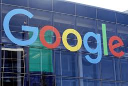 　米グーグルの建物に掲げられたロゴ＝２０１９年９月、米カリフォルニア州（ＡＰ＝共同）