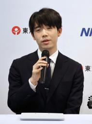 　３日、シンガポールで記者会見する藤井聡太王座（共同）