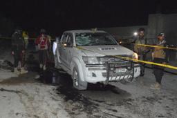 　自爆テロの現場で破損した車両を調べる保安当局者ら＝２日、パキスタン南西部クエッタ（ＡＰ＝共同）