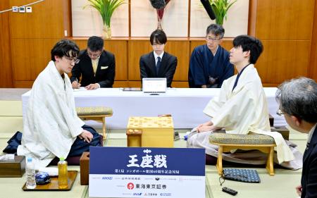 　シンガポールで行われた将棋の第７３期王座戦５番勝負第１局で先勝した藤井聡太王座（右）と挑戦者の伊藤匠叡王＝４日（日本将棋連盟提供）