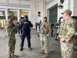 　米首都ワシントンの駅に立つ州兵と警察官＝４日（共同）