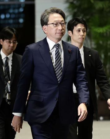 　首相官邸に入る平将明氏＝昨年１１月
