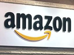 　アマゾンジャパン本社に掲げられたロゴマーク＝２０２４年１１月、東京都目黒区