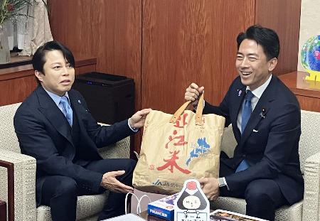 　西川貴教さん（左）と面会する小泉農相＝５日午後、農水省