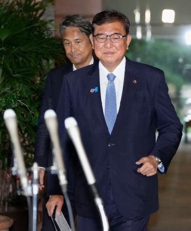 　記者団の取材に臨む石破首相＝５日午前、首相官邸