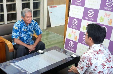 　防衛省の担当者（右）と面会する沖縄県与那国町の上地常夫町長＝５日午前、与那国町役場
