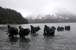 　米アラスカ州で訓練する海軍特殊部隊ＳＥＡＬＳ＝２００３年１２月（ゲッティ＝共同）