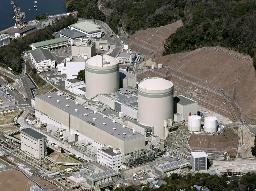 　関西電力高浜原発の１号機（右）と２号機＝３月