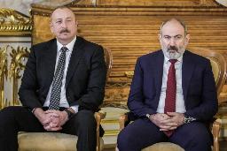 　ＣＩＳ非公式首脳会議に同席したアリエフ・アゼルバイジャン大統領（左）とパシニャン・アルメニア首相＝２０２３年１２月２６日、ロシア・サンクトペテルブルク（タス＝共同）
