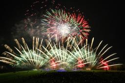 　北海道室蘭市で開かれた「室蘭満天花火」＝６日夜