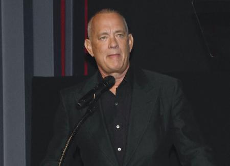 　２０２１年、アカデミー映画博物館の公開イベントであいさつする俳優のトム・ハンクスさん＝米ロサンゼルス