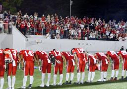 　アメリカンフットボール関東大学２部リーグ初戦の専修大に圧勝し、客席に向けて一礼する日大の選手ら＝７日、東京・駒沢第二球技場
