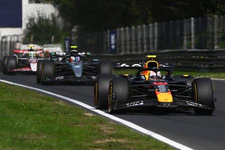 　Ｆ１第１６戦イタリアＧＰ、決勝で走行するレッドブルの角田裕毅＝７日、モンツァ（ゲッティ＝共同）