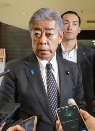 　外務省で記者団の取材に応じる岩屋外相＝８日午前