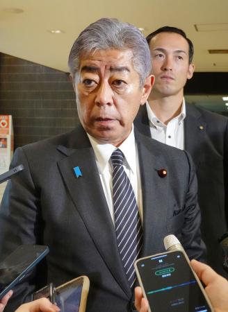 　外務省で記者団の取材に応じる岩屋外相＝８日午前