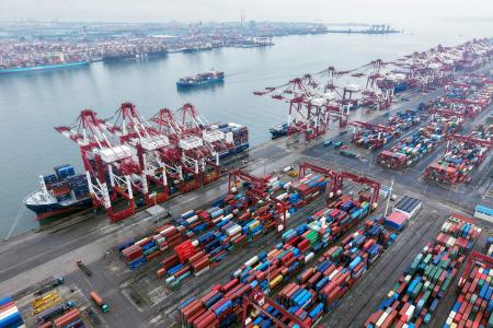 　中国山東省青島市の港に停泊するコンテナ船＝８月（共同）