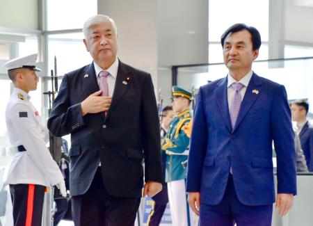 　韓国国防省に入る中谷防衛相。右は韓国の安圭伯国防相＝８日、ソウル（共同）