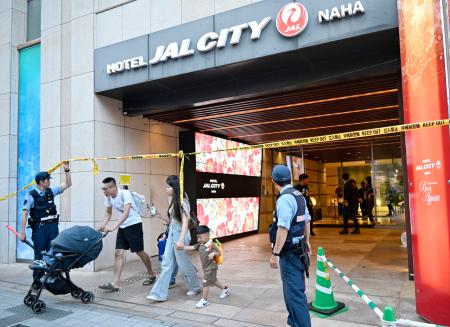 　男性が刺されたホテル＝８日午後６時２１分、那覇市