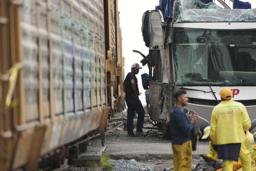 　８日、貨物列車と衝突して破損したバス＝メキシコ・アトラコムルコ（ＡＰ＝共同）