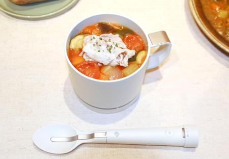 　キリンホールディングスが発売した、減塩食品の塩味やうまみを増強する「エレキソルト　カップ」。下は「エレキソルト　スプーン」