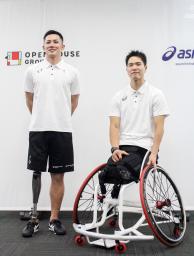　対談後に撮影に応じる、パラスノーボード男子の小須田潤太（左）と車いすバスケットボール男子の鳥海連志＝９日、東京都千代田区