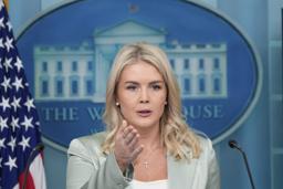 　ホワイトハウスで記者会見するキャロライン・レビット米大統領報道官＝９日、ワシントン（ＡＰ＝共同）