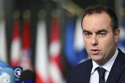 　ＮＡＴＯ本部で報道陣の取材に応じるフランスのルコルニュ氏＝２月、ブリュッセル（ＡＰ＝共同）