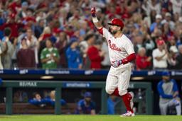 　メッツ戦でナ・リーグ最速の５０号到達となる３ランを放ったフィリーズのカイル・シュワバー＝９日、フィラデルフィア（ＡＰ＝共同）