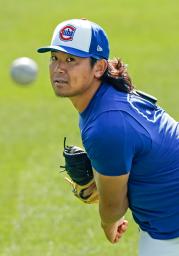 　キャッチボールするカブス・今永＝シカゴ（共同）