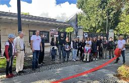 　１２日、ドイツの在ベルリン日本大使館前で、イルカの追い込み漁停止を求める市民団体関係者（共同）