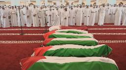 　イスラエルの空爆で亡くなった人の葬儀に参列する人たち＝１１日、カタール・ドーハ（Ｑａｔａｒ　ＴＶ／Ｒｅｕｔｅｒｓ　ＴＶ提供、ロイター＝共同）