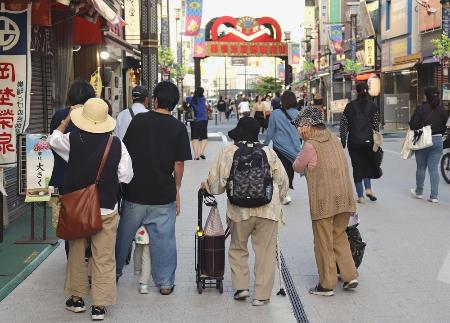 　東京・巣鴨の商店街を歩く高齢者ら＝昨年５月