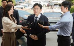 　韓国警察に出頭し、取材に答える大手芸能事務所「ＨＹＢＥ（ハイブ）」の創業者、房時赫氏（中央）＝１５日、ソウル（聯合＝共同）