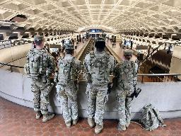 　米首都ワシントンの駅に配備された州兵＝４日