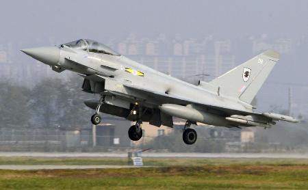 　韓国の米空軍烏山基地を離陸する英軍のタイフーン戦闘機＝２０１６年１１月