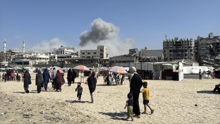 　イスラエルの空爆後、建物から立ち上る煙＝１５日、パレスチナ自治区ガザ市（ゲッティ＝共同）