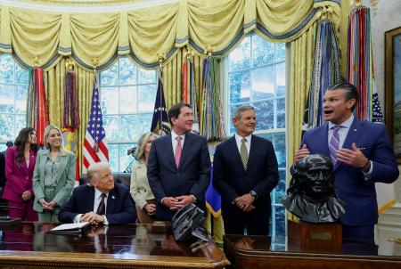 　米ホワイトハウスで会話するヘグセス米国防長官（右端）とトランプ大統領（手前左端）ら＝１５日（ロイター＝共同）