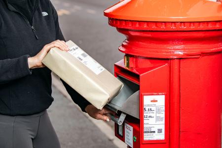 　英国のロイヤルメールが全国に導入する新型ポスト（ロイヤルメール提供・共同）