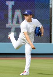 　キャッチボールするドジャース・山本＝ロサンゼルス（共同）