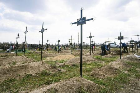 　身元不明の遺体が埋葬されているウクライナ・ブチャの墓地＝３月
