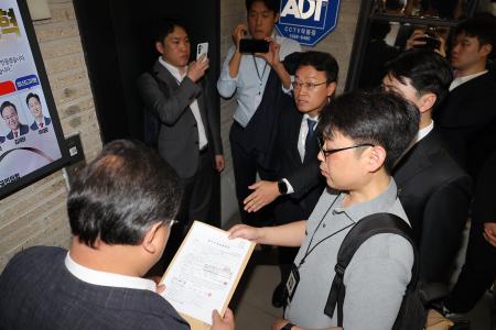 　韓国の野党「国民の力」党本部に家宅捜索に入る、特別検察官の捜査チーム関係者ら＝１８日、ソウル（聯合＝共同）