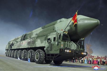 　２０２３年７月、北朝鮮の軍事パレードに登場したＩＣＢＭ「火星１８」＝平壌（朝鮮中央通信＝共同）