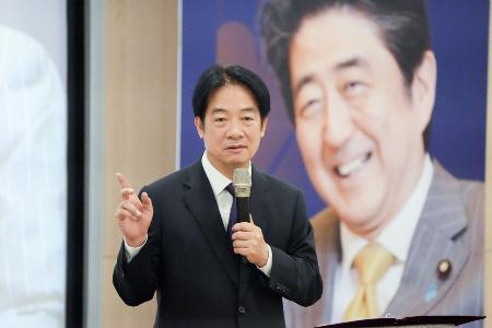 　国立政治大の安倍晋三研究センター設立大会であいさつする台湾の頼清徳総統＝２１日、台北（共同）