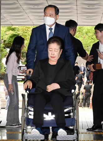 　２２日、ソウル中央地裁に出頭した旧統一教会の韓鶴子総裁（中央）（共同）